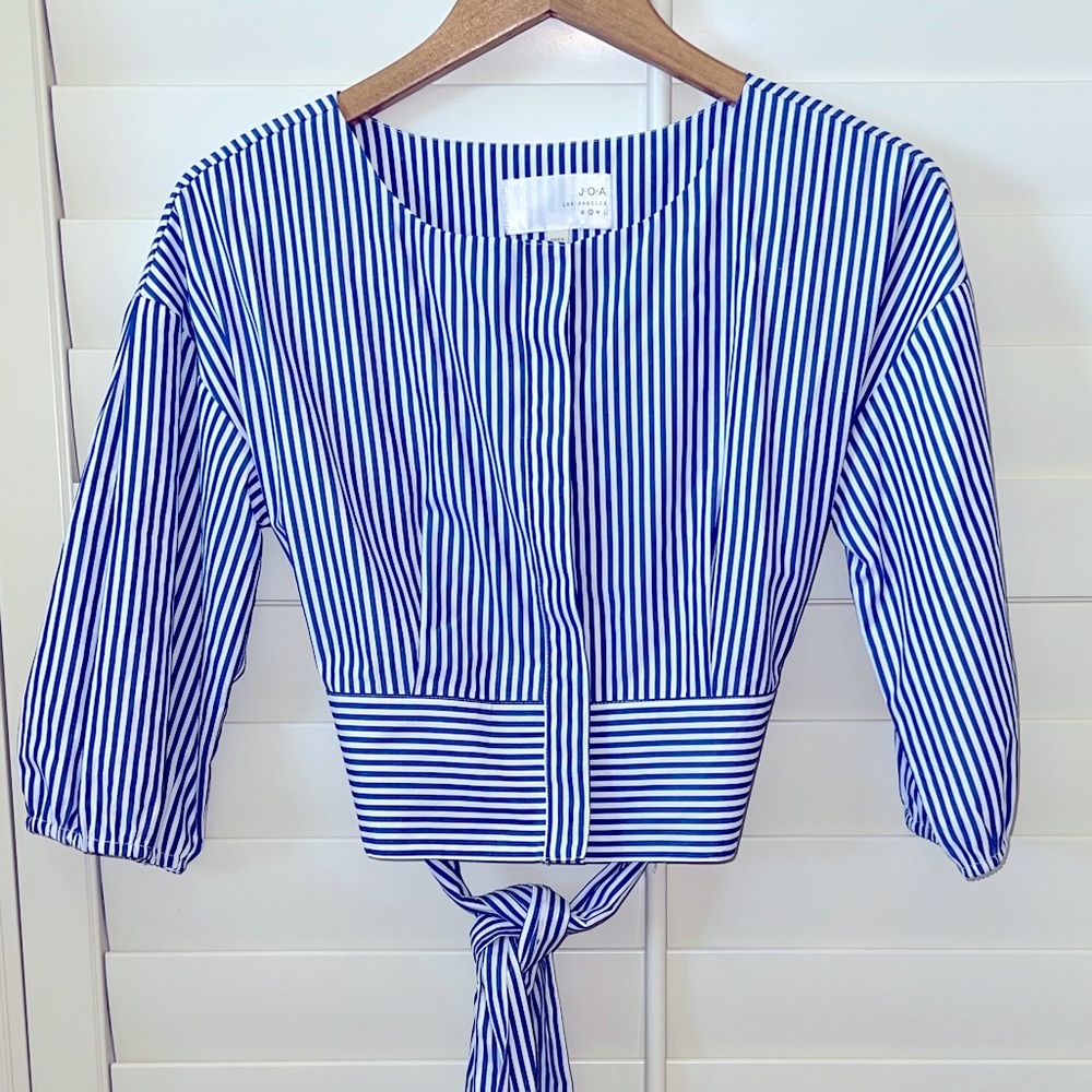 JOA crop top with 3/4 sleeves